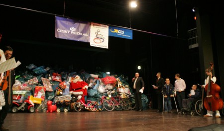 stovky pytlů s tisíci dárky